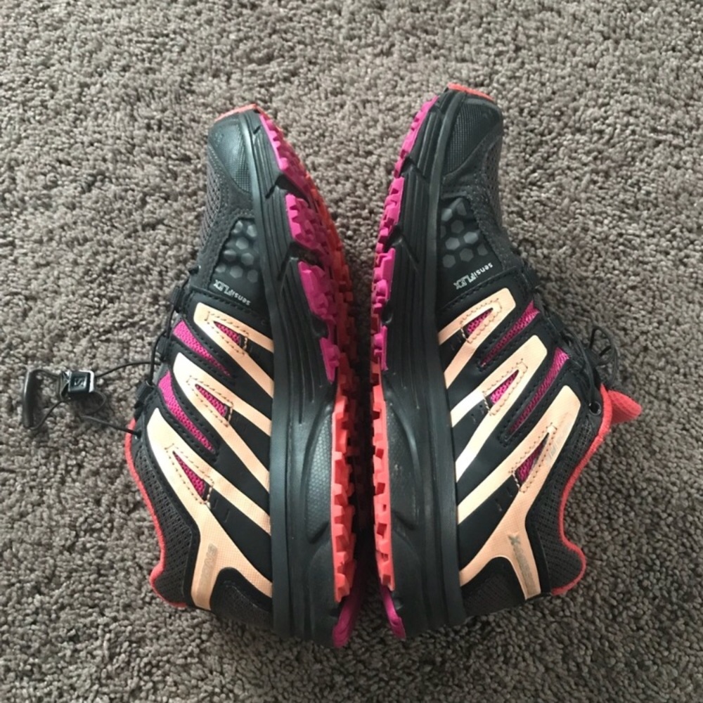 Tennis shoes